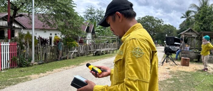 Mengecek Alat di Lokasi
